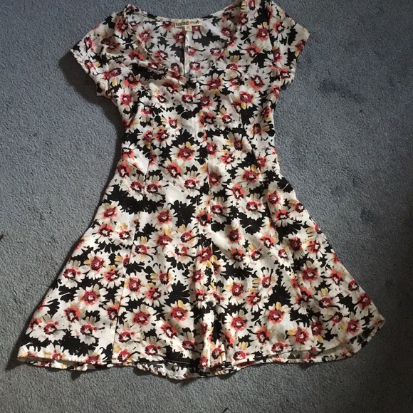 Flower Dress w/ Pockets🌸💐🌺 - Picture 2 of 5